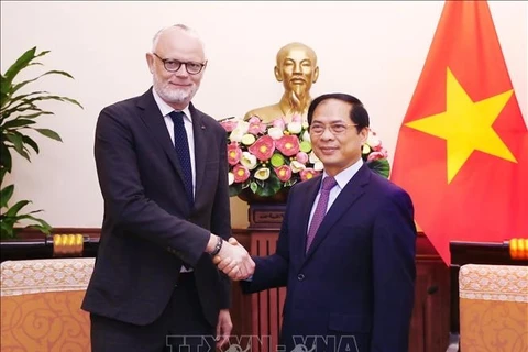 越南外交部部长裴青山会见法国前总理爱德华·菲利普