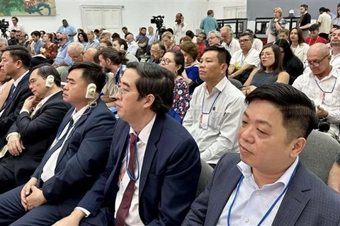 越南出席世界进步政党和左派运动杂志、报纸、政治理论第一次国际会议