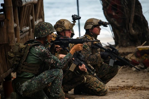 菲律宾和美国举行2015年以来最大规模联合军演