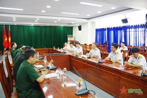 越南海军学院与柬埔寨军事武官和新加坡海军代表团举行工作会谈