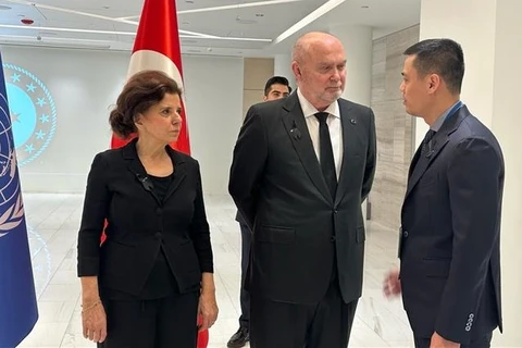 土耳其和叙利亚强震：邓黄江大使出席土耳其在联合国总部举行的为地震遇难者追悼仪式