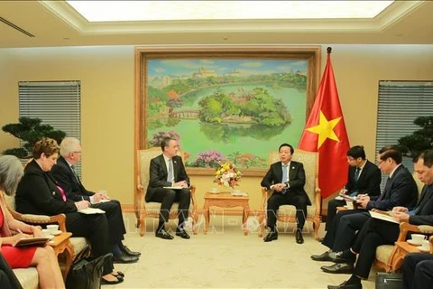 越南政府副总理陈红河会见全球人类与地球能源联盟基金总裁