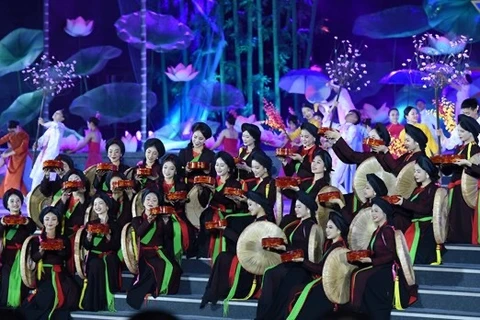 越南政府副总理陈红河出席2023年北宁省“探访官贺之地”文化节