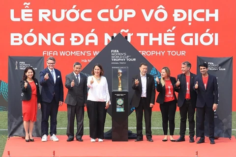 越南热烈欢迎2023年世界足联女子世界杯足球赛的奖杯