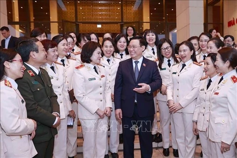 越南国会主席王廷惠会见女性人民公安代表
