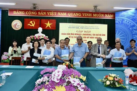 越南广义省文化体育旅游局与山美大屠杀系列照片作者举行会晤