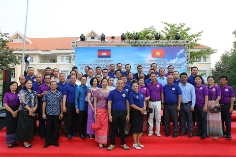 越南驻柬埔寨大使馆与留学越南的柬埔寨校友举行亲切会面