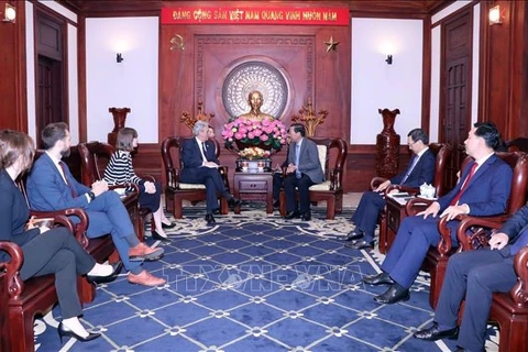 胡志明市领导会见英国首相贸易特使马克·卡尼尔