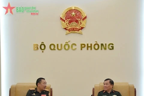 黄春战上将会见老挝和柬埔寨驻越南国防武官