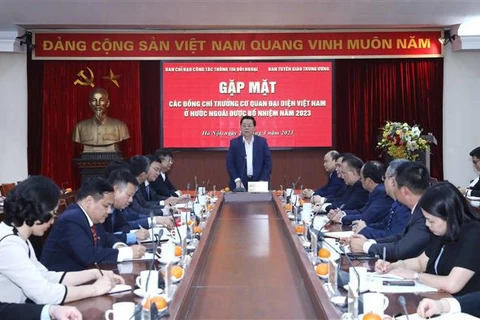越共中央宣教部部长阮仲义会见越南驻外使团团长