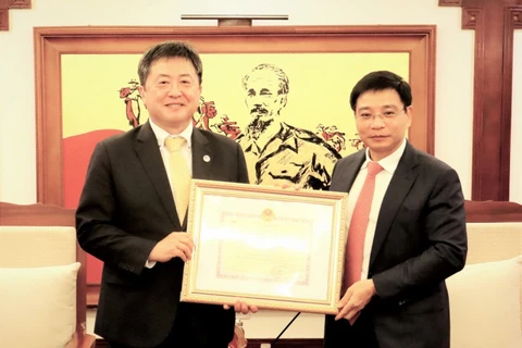 越南交通运输部向日本国际协力机构驻越南首席代表颁发纪念章