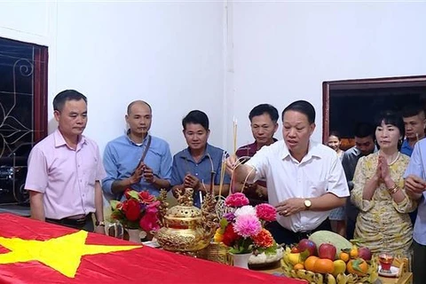 旅居老挝乌多姆塞省越南人缅怀援老烈士功绩