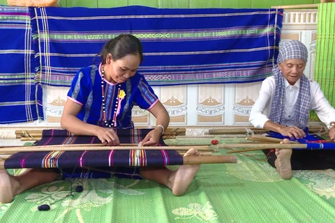 传承戈豪族的传统土锦布编织业 