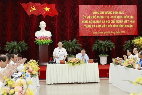 越南国会主席王廷惠与平顺省委常委会举行工作会谈