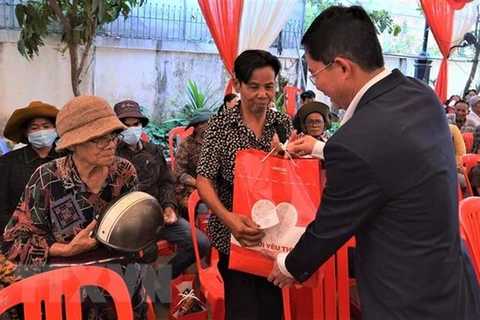 Viettel 国际股份总公司向贫困越裔柬埔寨人赠送300份慰问品