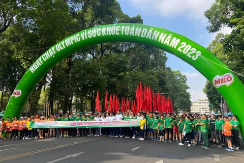 越南各地举行“全民健康”奥林匹克跑步日活动