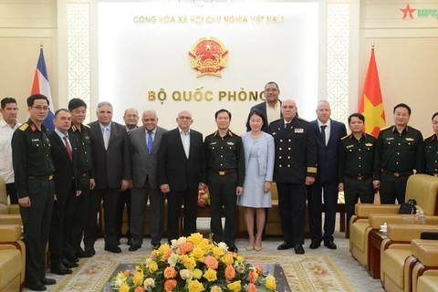 越南国防部副部长阮新疆上将会见古巴建设部部长梅萨