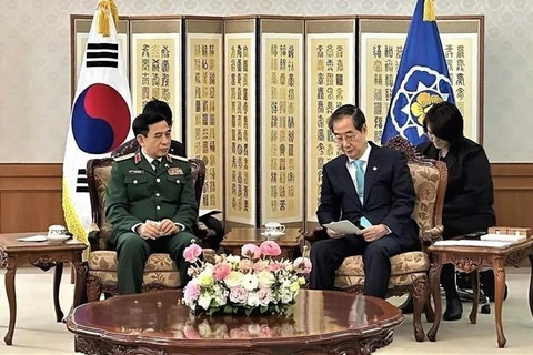 韩国总理韩德洙会见越南国防部长潘文江