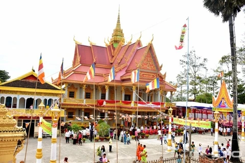 越南政府总理范明政向高棉族同胞致以2023年传统新年贺信
