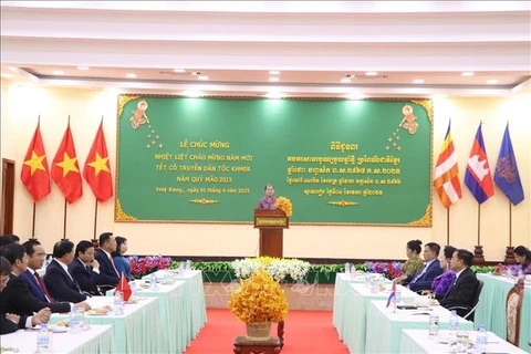 越南隆安省和西宁省领导在柬埔寨柴桢省开展当地传统新年拜年活动