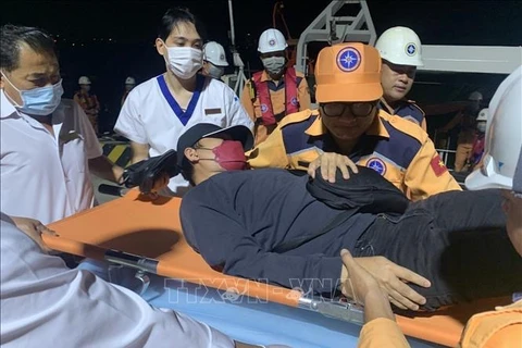 越南航海搜救协调中心及时将一名外籍船员送上岸接受救治