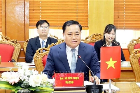 谅山省人民委员会主席与中国广西崇左市委书记举行会谈