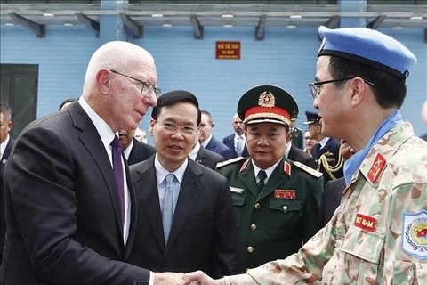 越南国家主席武文赏与澳大利亚总督戴维造访越南维和局