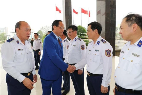 越南国会副主席陈光方上将走访海警司令部