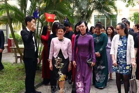 越南国家主席夫人与澳大利亚总督夫人造访越南国家音乐学院