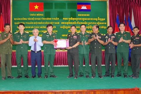 平顺省军事指挥部走访柬埔寨磅清扬省并致以节日祝福
