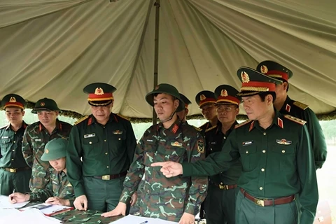 越南人民军总参谋长视察325师训练和战备情况