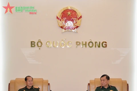 黄春战上将会见老挝化学局代表团