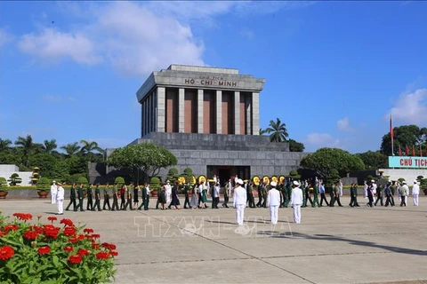 5月1日胡志明主席陵仍然开放 迎接民众和国际游客入陵瞻仰胡志明主席遗容