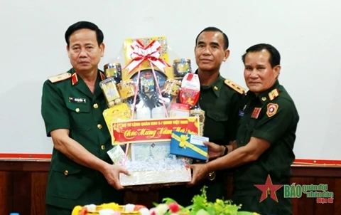 第五军区司令部工作代表团到老挝各地方和单位拜年