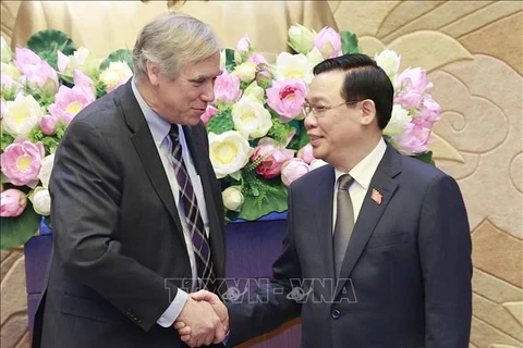 越南国会主席王廷惠会见美国国会议员代表团