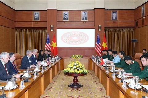 越南国防部长潘文江会见美国国会代表团
