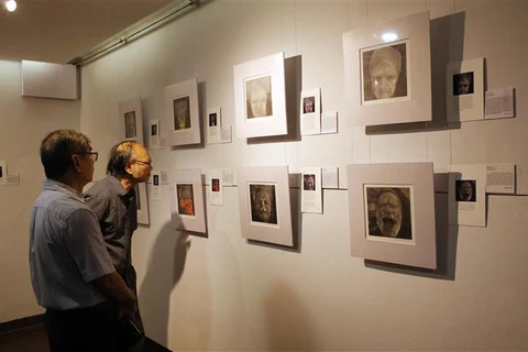 美国画家在岘港市举办画展