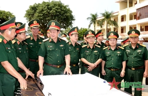 越南国防部领导人视察第五军区