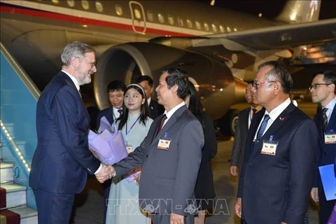 捷克总理彼得·菲亚拉抵达河内 开始对越南进行访问
