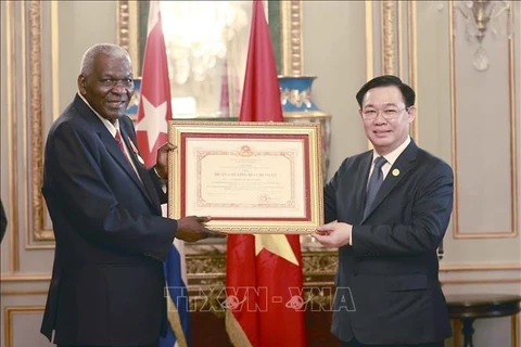 越南国会主席王廷惠向古巴全国人民政权代表大会主席埃斯特万·拉索·埃尔南德斯颁发胡志明勋章
