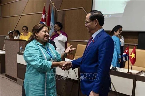 越南国会副主席陈光方高度赞赏古巴妇女对革命事业的贡献