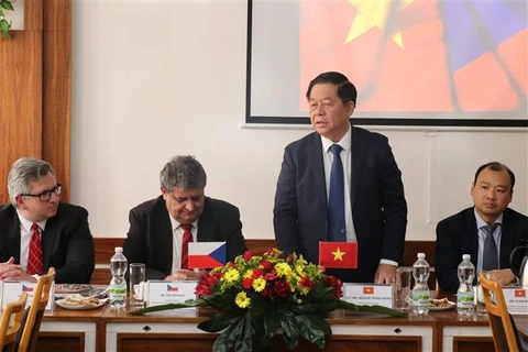 越南共产党代表团对捷克进行工作访问