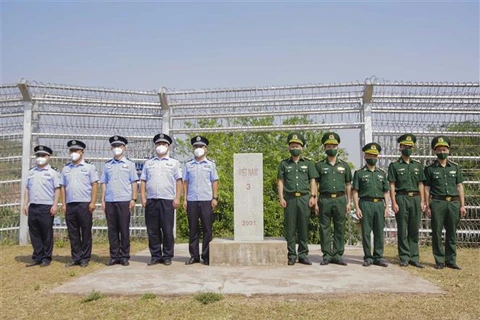 越南阿巴寨边防哨所与中国江城边境管理大队在3号国界界碑举行会面