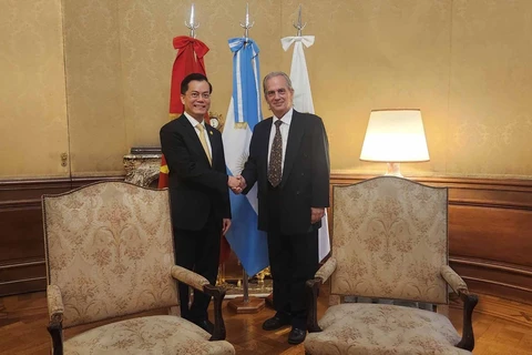 越南外交部副部长何金玉会见阿根廷外交、国际贸易及宗教事务部代理部长