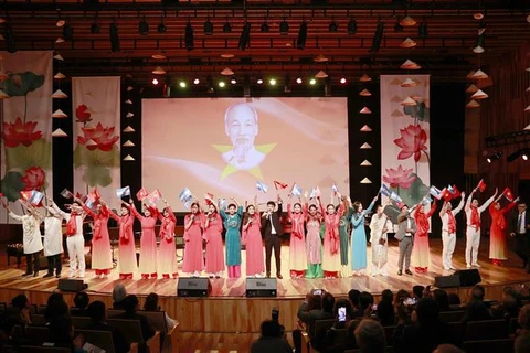 越南国会主席王廷惠出席庆祝越阿建交50周年文艺演出