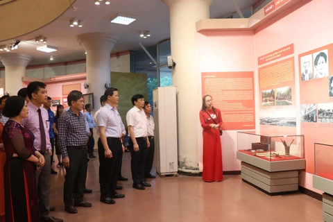 “胡志明主席与北宁省党部、政府和人民”专题图片资料展正式开幕