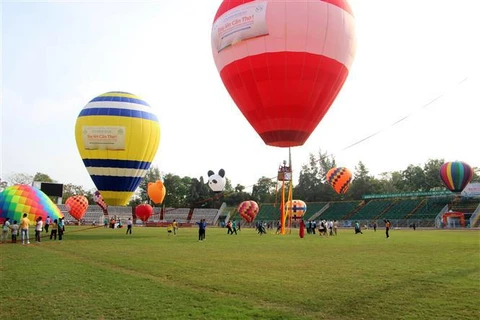 2023年芹苴市热气球节为促进该市旅游发展做出贡献