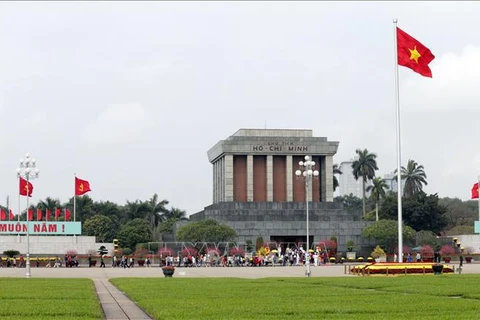 越南国家统一48周年：三天假期数万人次进陵瞻仰胡志明主席遗容