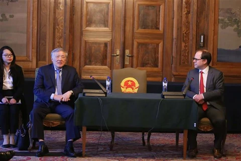 越南最高人民法院院长阮和平对荷兰进行工作访问