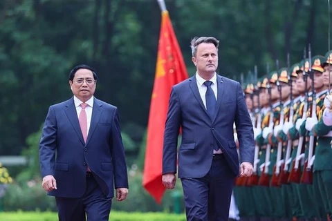 越南政府总理范明政举行仪式 欢迎卢森堡大公国首相格扎维埃·贝泰尔访越